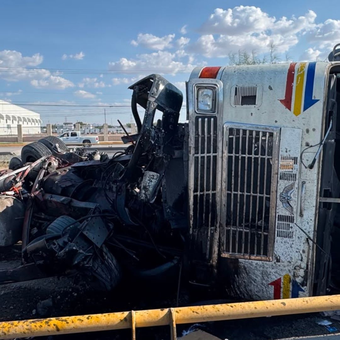 Un tráiler volcó sobre el boulevard Libramiento, en Ciudad Juárez